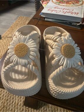 Source Unknown Cream Daisy Slide Sandals